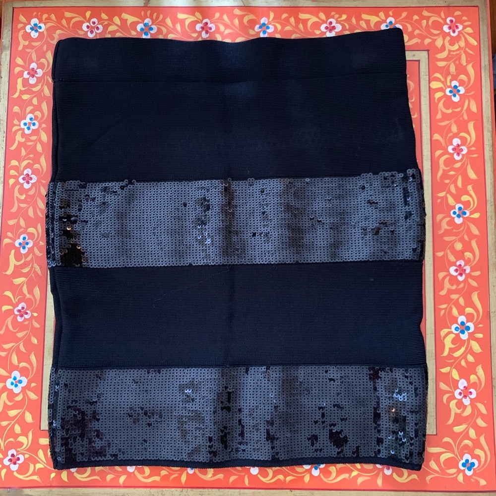 3/$15: Guess bandage sequin skirt size small
